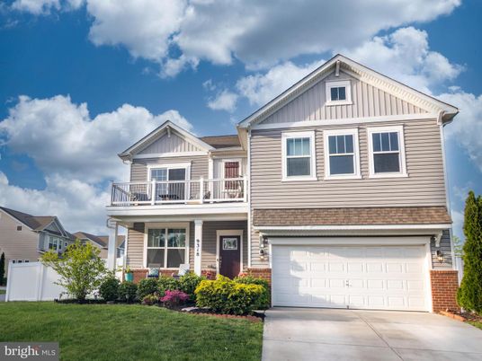 Attached, Exterior, Facade, American Craftsman