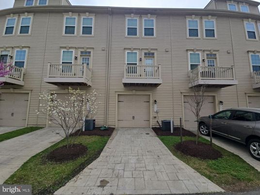 Attached, Exterior, Facade, Rowhouse