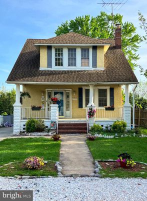 Exterior, Facade, American Foursquare