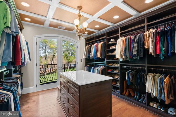 Interior, Pendant Lights, Recessed Lighting, Walk-in Closets, Wood Texture Flooring