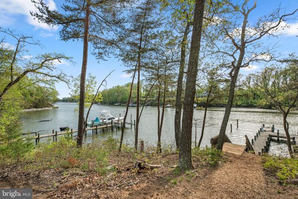 Exterior, Lake