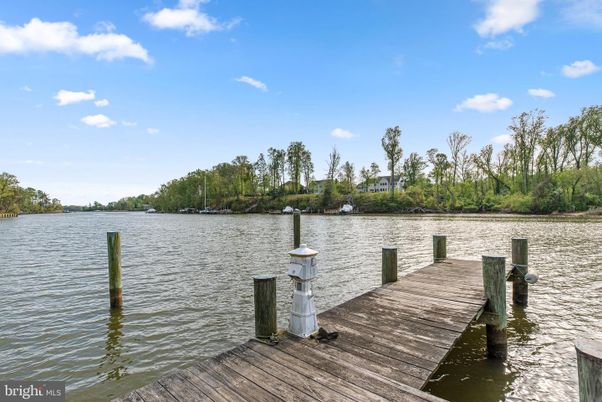 Exterior, Lake