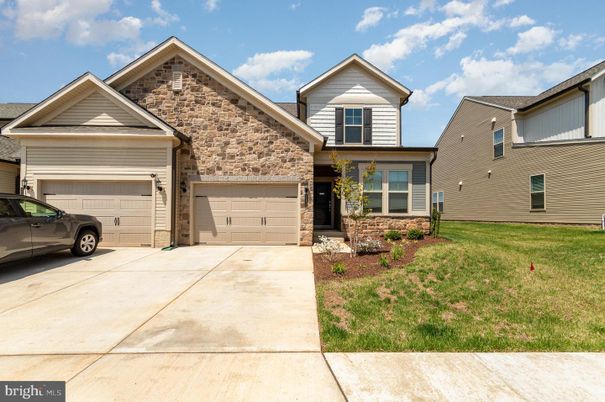 Attached, Exterior, Facade, American Craftsman