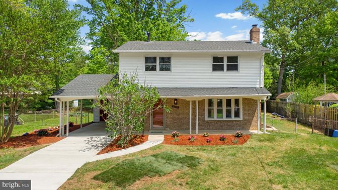 Backyard, Exterior, Facade, Brick Facade, Split Level