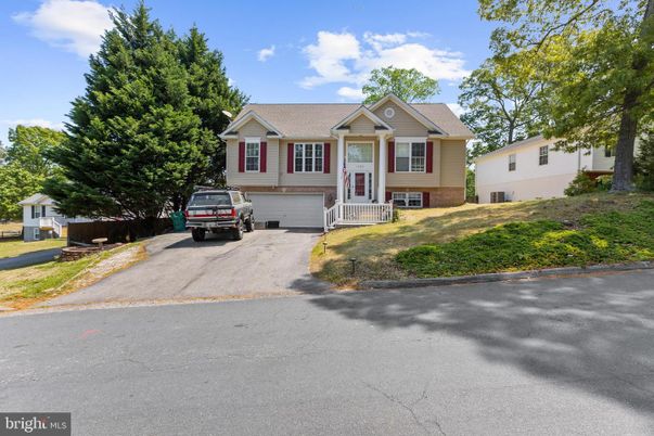 Attached, Exterior, Facade, Raised Ranch