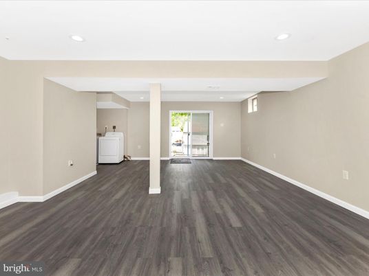 Empty room, Interior, Recessed Lighting, Washer, Wood Texture Flooring
