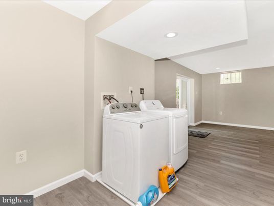 Interior, Recessed Lighting, Washer, Wood Texture Flooring