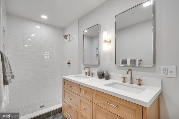 Bathroom, Dual Sink Vanities, Interior, Recessed Lighting