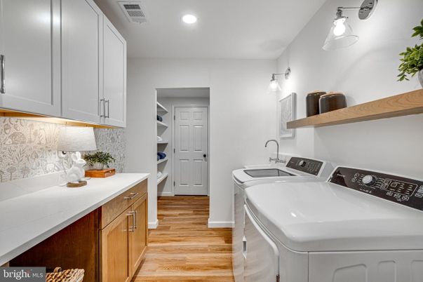Interior, Recessed Lighting, Washer, Wood Texture Flooring