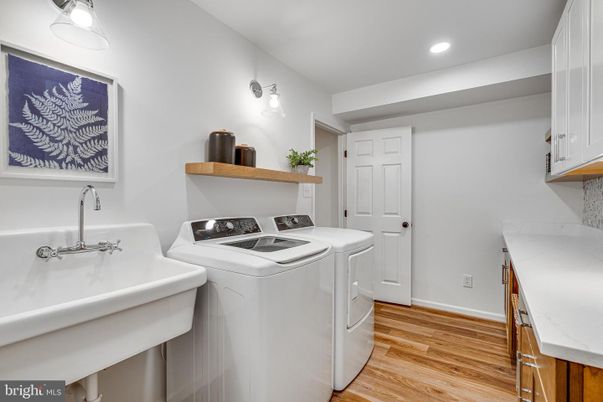 Interior, Recessed Lighting, Washer, Wood Texture Flooring