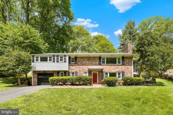 Attached, Exterior, Facade, Brick Facade, Raised Ranch