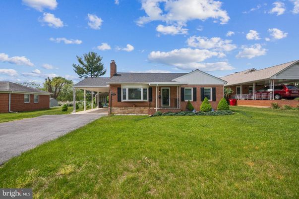 Attached, Exterior, Facade, Brick Facade, Ranch