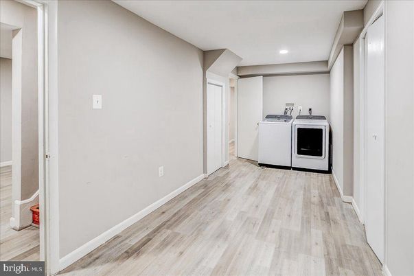 Interior, Recessed Lighting, Washer, Wood Texture Flooring