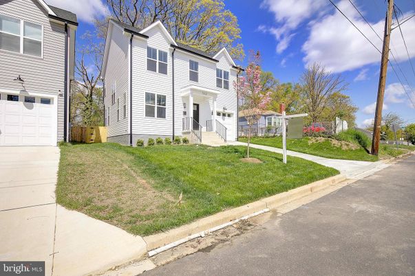 Attached, Exterior, Facade, Farmhouse