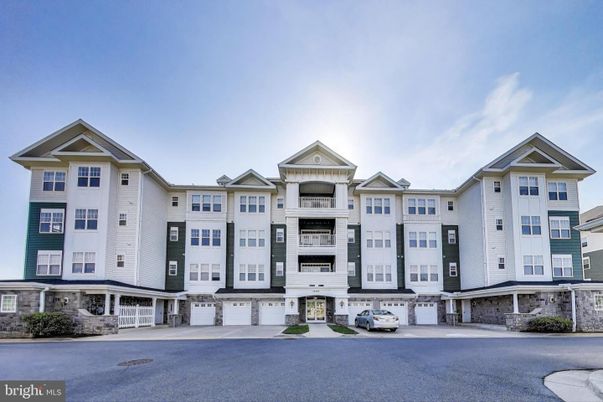 Attached, Exterior, Facade, Rowhouse