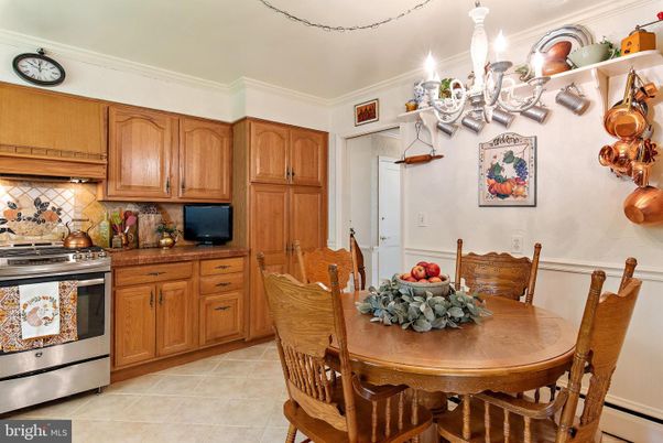 Chandelier, Dining room, Interior, Kitchen, Stainless Steel Appliances
