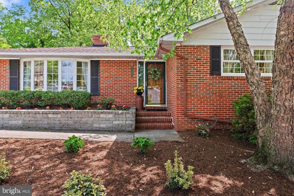 Exterior, Facade, Brick Facade, Cape Cod