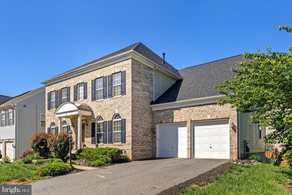Attached, Exterior, Facade, Brick Facade, Georgian