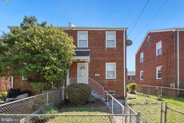 Exterior, Facade, Brick Facade, Rowhouse