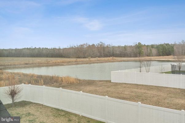 Exterior, Lake