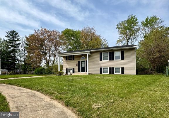 Backyard, Exterior, Facade, Raised Ranch