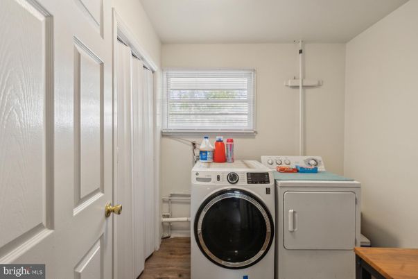 Interior, Washer, Wood Texture Flooring