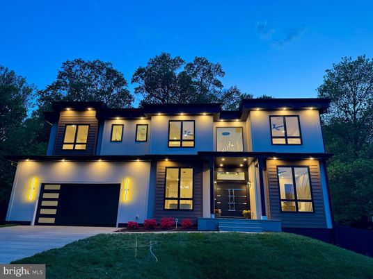 Attached, Exterior, Facade, Modern
