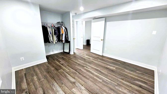 Empty room, Interior, Recessed Lighting, Walk-in Closets, Wood Texture Flooring