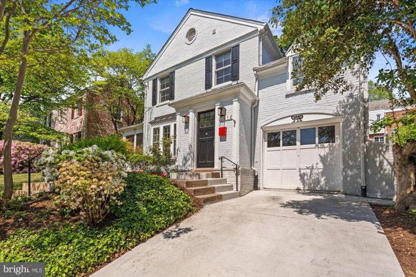 Attached, Exterior, Facade, Queen Anne Victorian