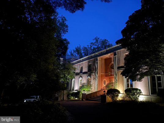 Exterior, Facade, Modern