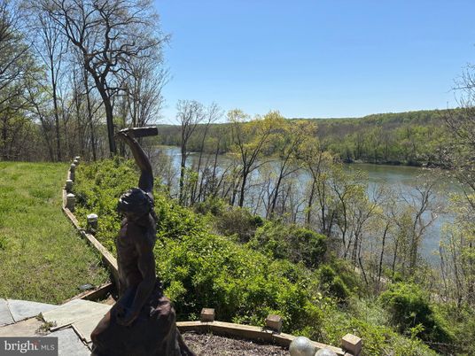 Exterior, Lake
