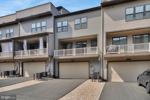Attached, Exterior, Facade, Rowhouse