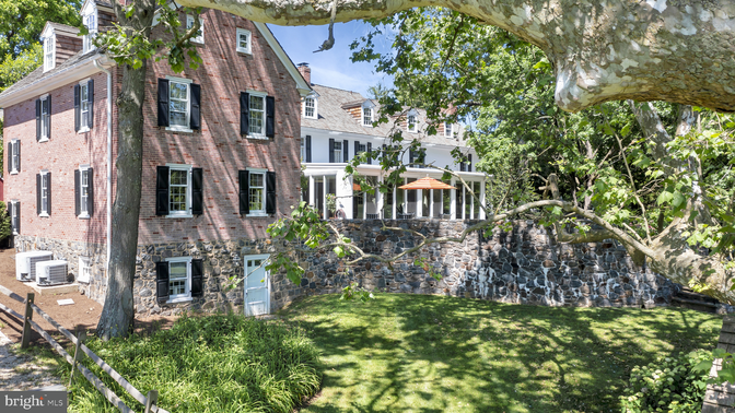 Backyard, Exterior, Facade, Brick Facade, Rowhouse