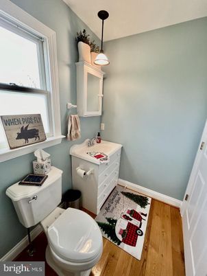 Bathroom, Interior, Pendant Lights, Wood Texture Flooring