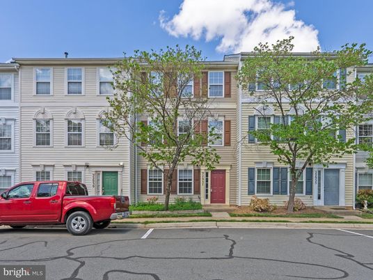 Exterior, Facade, Rowhouse