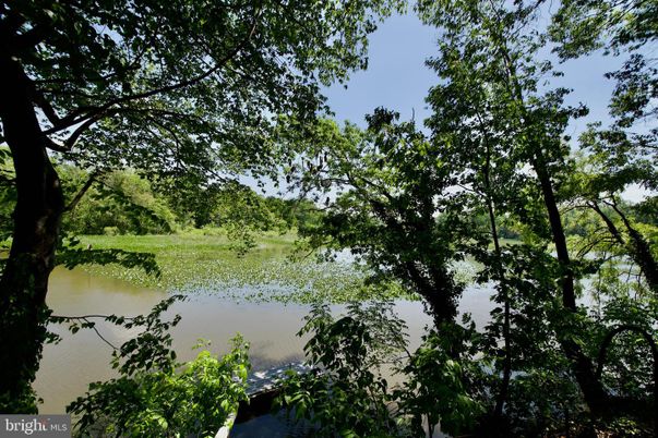 Exterior, Lake