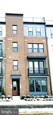 Exterior, Facade, Brick Facade, Rowhouse