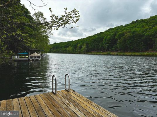 Exterior, Lake