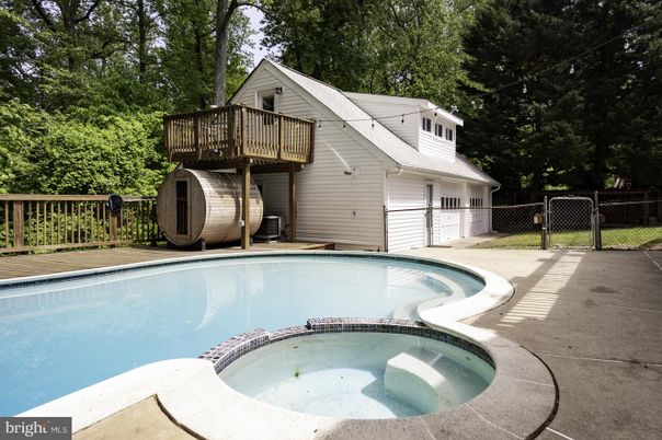 Exterior, Pool