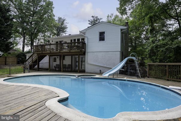 Exterior, Playground, Pool