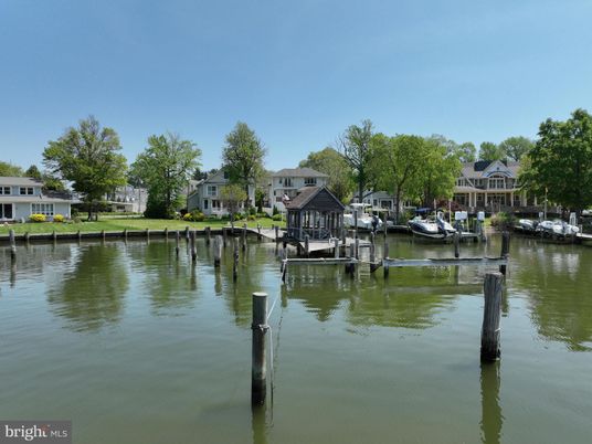 Exterior, Lake