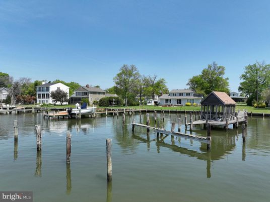 Exterior, Lake