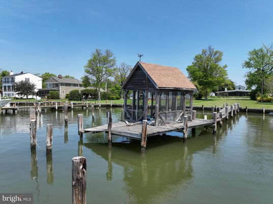 Exterior, Lake