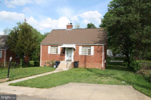 Exterior, Facade, Brick Facade, Cape Cod