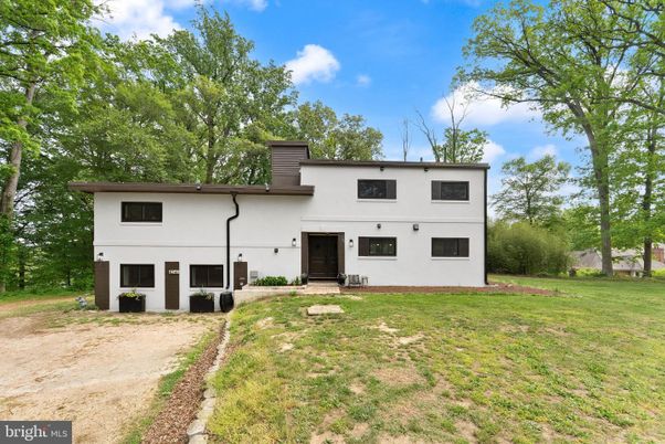 Backyard, Exterior, Facade, Split Level