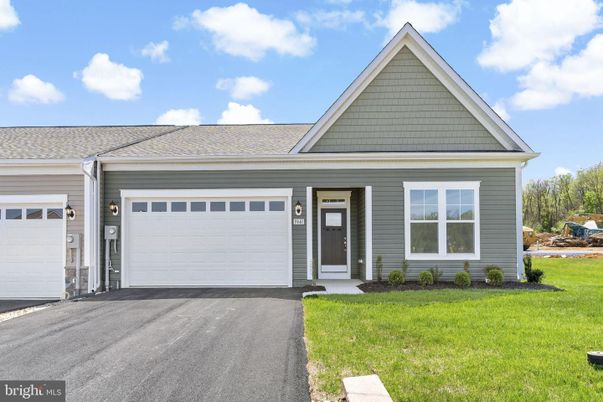 Attached, Exterior, Facade, Ranch