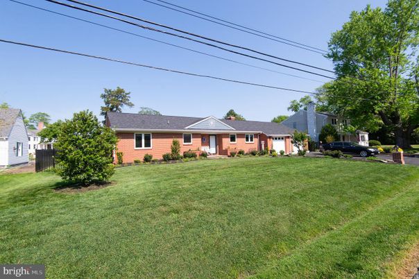 Attached, Backyard, Exterior, Facade, Brick Facade, Cape Cod
