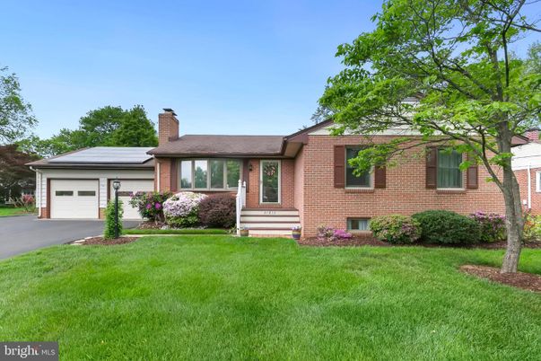 Attached, Exterior, Facade, Brick Facade, Split Level