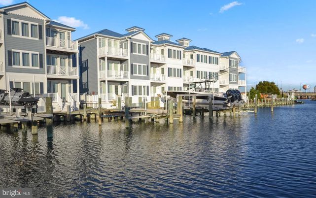 Exterior, Lake