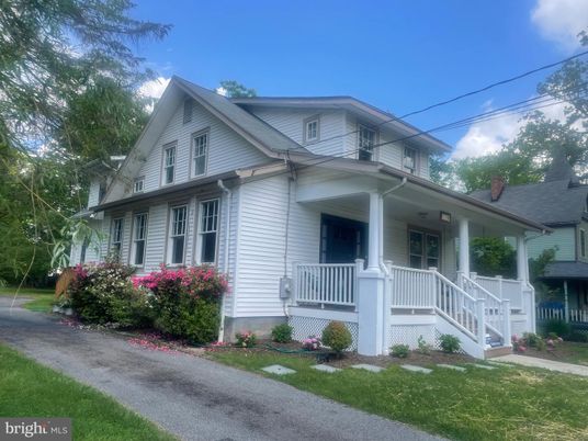 Exterior, Facade, Queen Anne Victorian